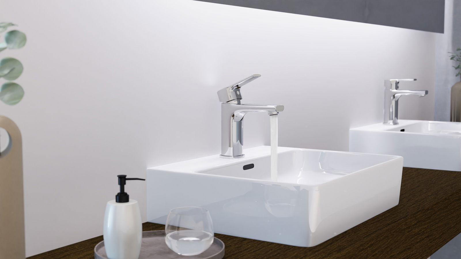 Moderne Waschtischarmatur in seitlicher Perspektive mit fließendem Wasser in einem rechteckigen Waschbecken.