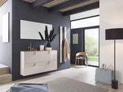 Moderner Hängeschuhschrank in einem stilvollen Eingangsbereich, seitliche Perspektive.