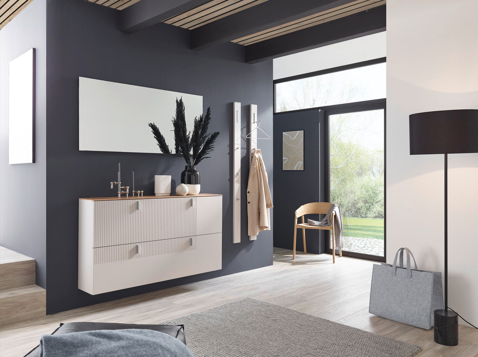 Moderner Hängeschuhschrank in einem stilvollen Eingangsbereich, seitliche Perspektive.