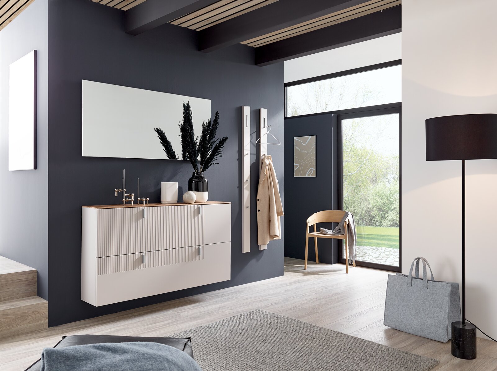 Moderner Hängeschuhschrank in einem stilvollen Eingangsbereich, seitliche Perspektive.