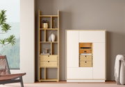 Modernes Wohninterieur mit hohem, offenem Holzregal mit zwei Schubladen und Dekoration neben weißem Sideboard mit Holzdetails; Frontalansicht auf die Möbel.