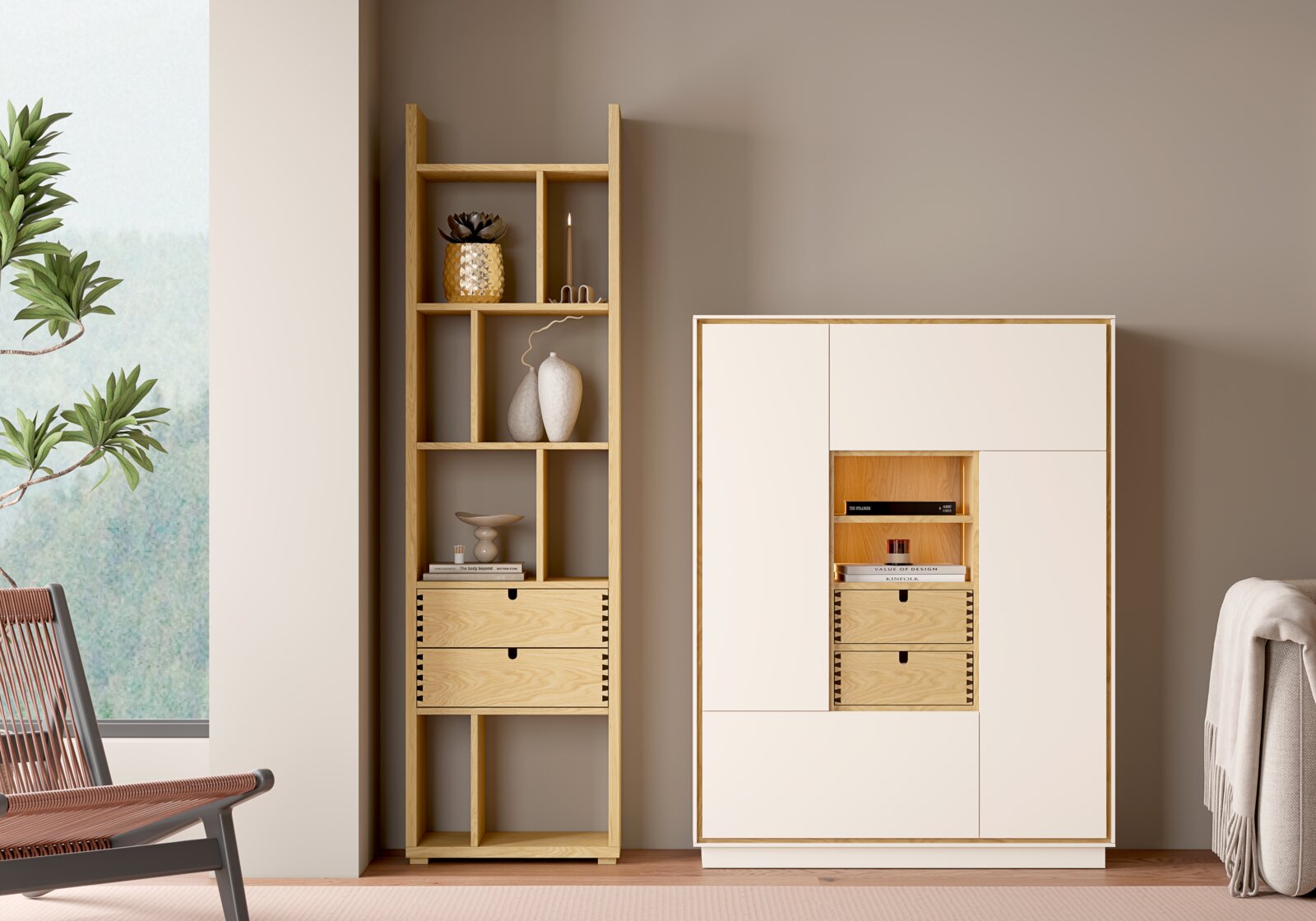 Modernes Wohninterieur mit hohem, offenem Holzregal mit zwei Schubladen und Dekoration neben weißem Sideboard mit Holzdetails Frontalansicht auf die Möbel.