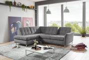Graue Polsterrundecke in modernem Wohnzimmer, seitliche Perspektive