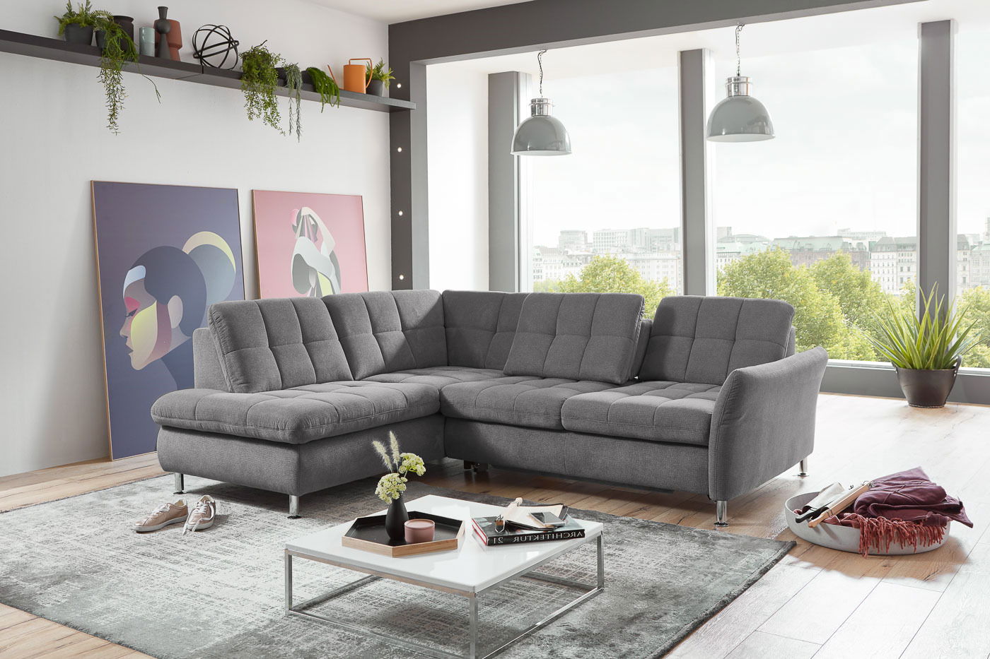 Graue Polsterrundecke in modernem Wohnzimmer, seitliche Perspektive