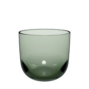 Grünes Wasserglas in Nahaufnahme, seitliche Perspektive