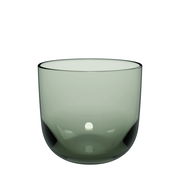 Grünes Wasserglas in Nahaufnahme, seitliche Perspektive