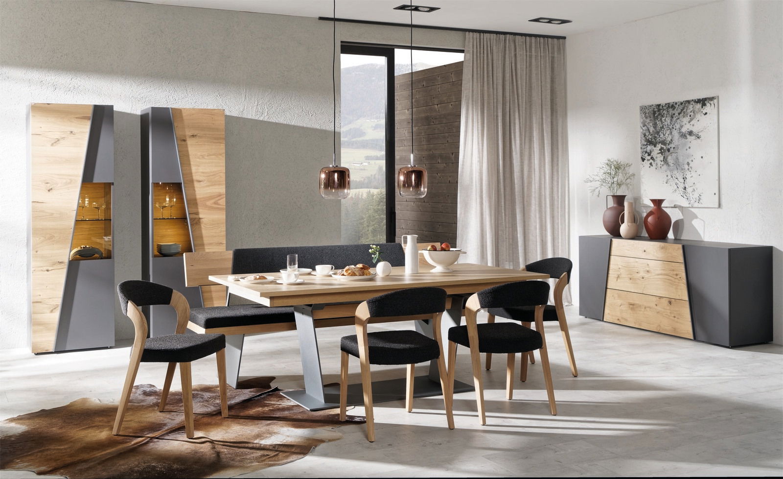 Modernes Sideboard aus Holz und grauem Material, seitliche Perspektive, in einem stilvollen Esszimmer mit Tisch und Stühlen.