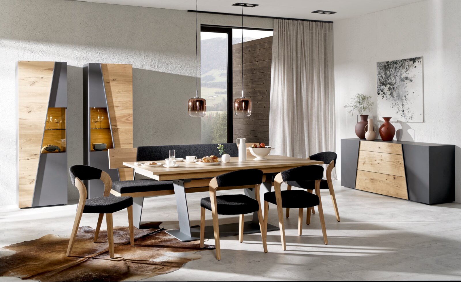 Voglauer Sideboard BEZATONO LIVING Modernes Sideboard aus Holz und grauem Material, seitliche Perspektive, in einem stilvollen Esszimmer mit Tisch und Stühlen.