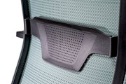Rückansicht eines Bürostuhls mit ergonomischer Rückenlehne und atmungsaktivem Netzstoff.