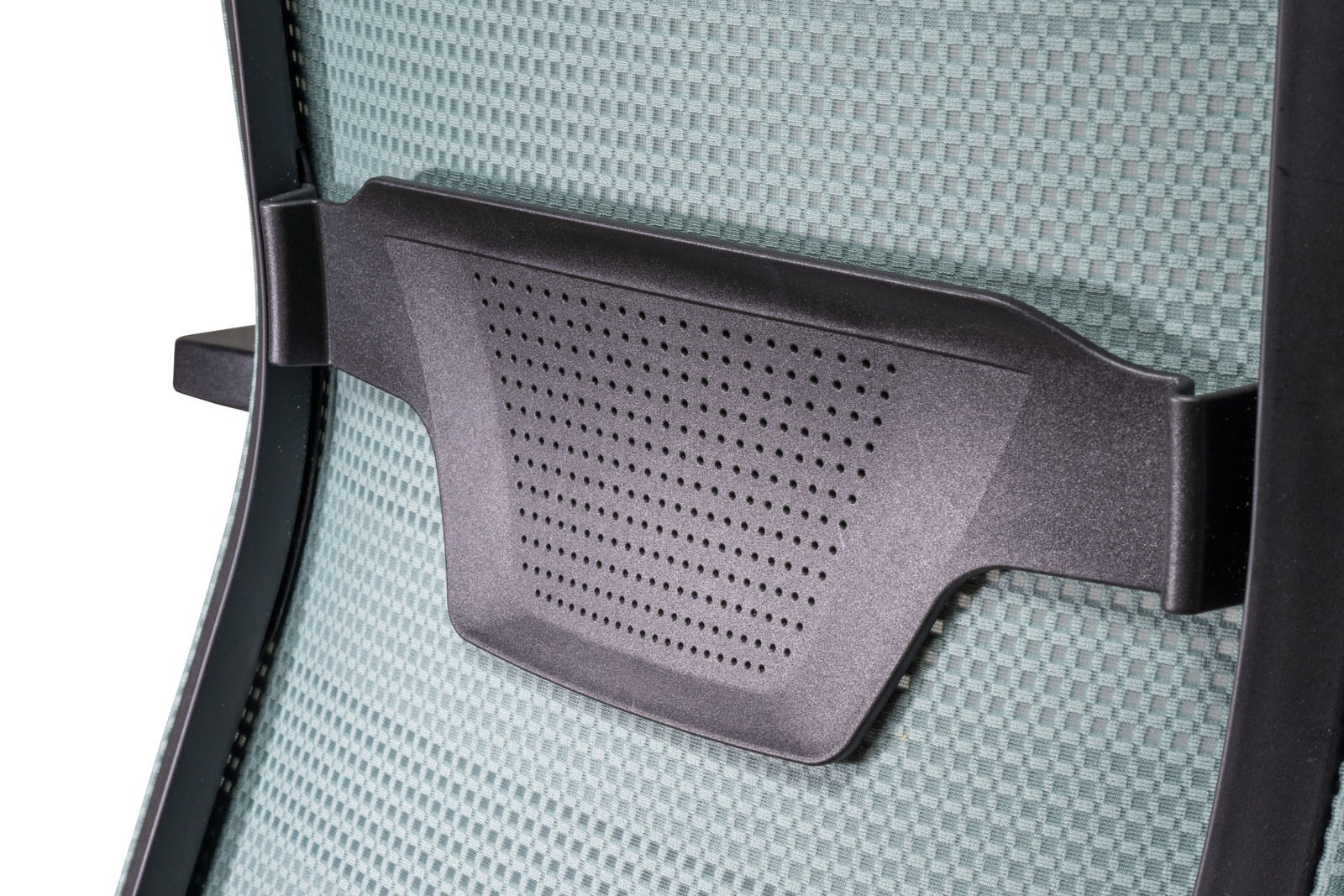 Rückansicht eines Bürostuhls mit ergonomischer Rückenlehne und atmungsaktivem Netzstoff.