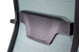 Rückansicht eines Bürostuhls mit ergonomischer Rückenlehne und atmungsaktivem Netzstoff.
