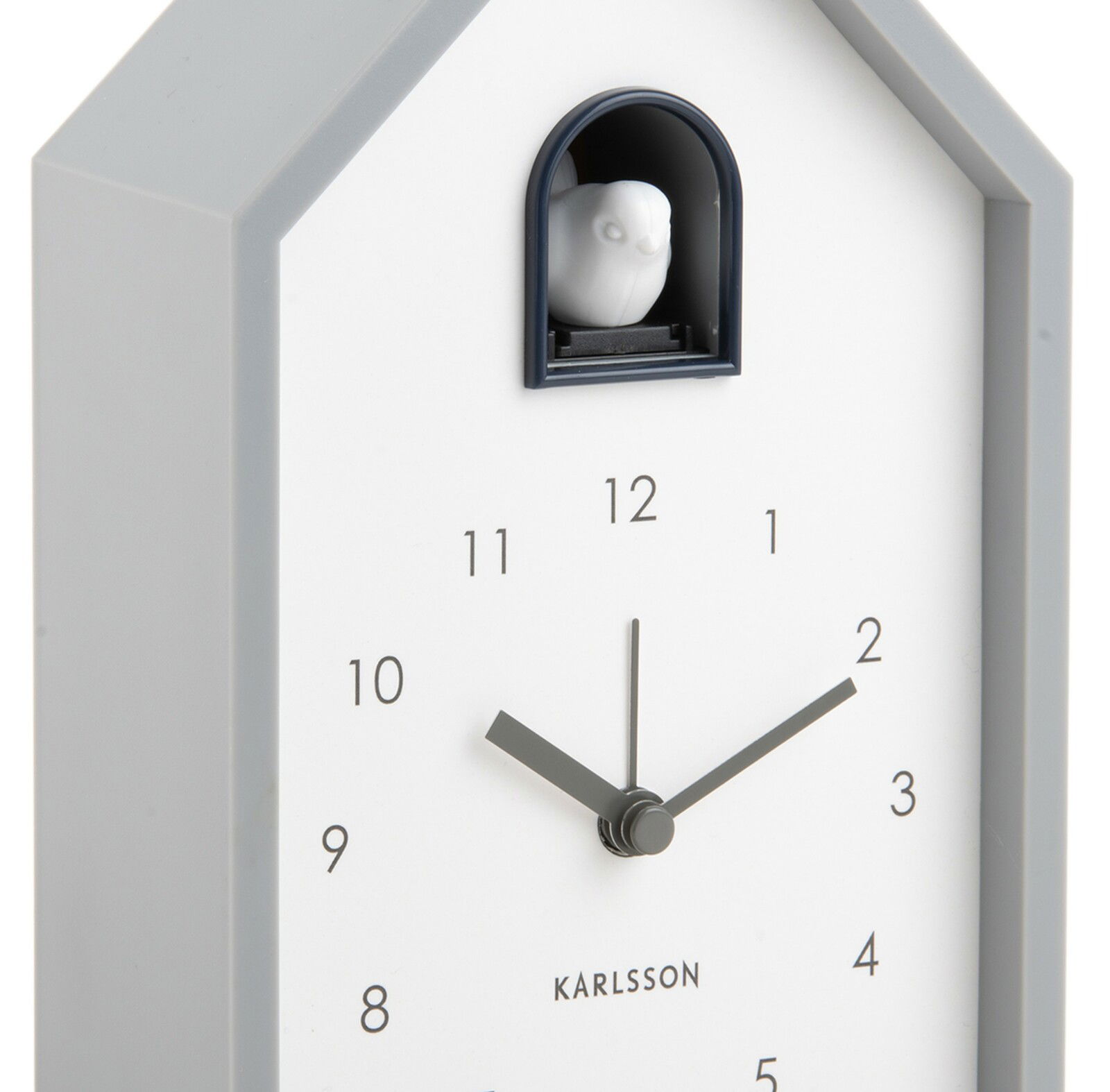 Moderner Wecker in Hausform mit Kuckuck, seitliche Perspektive