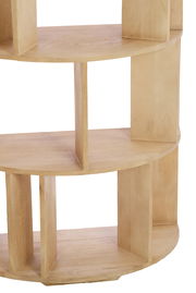 Nahaufnahme eines hölzernen Wandschranks mit mehreren Regalböden, seitliche Perspektive