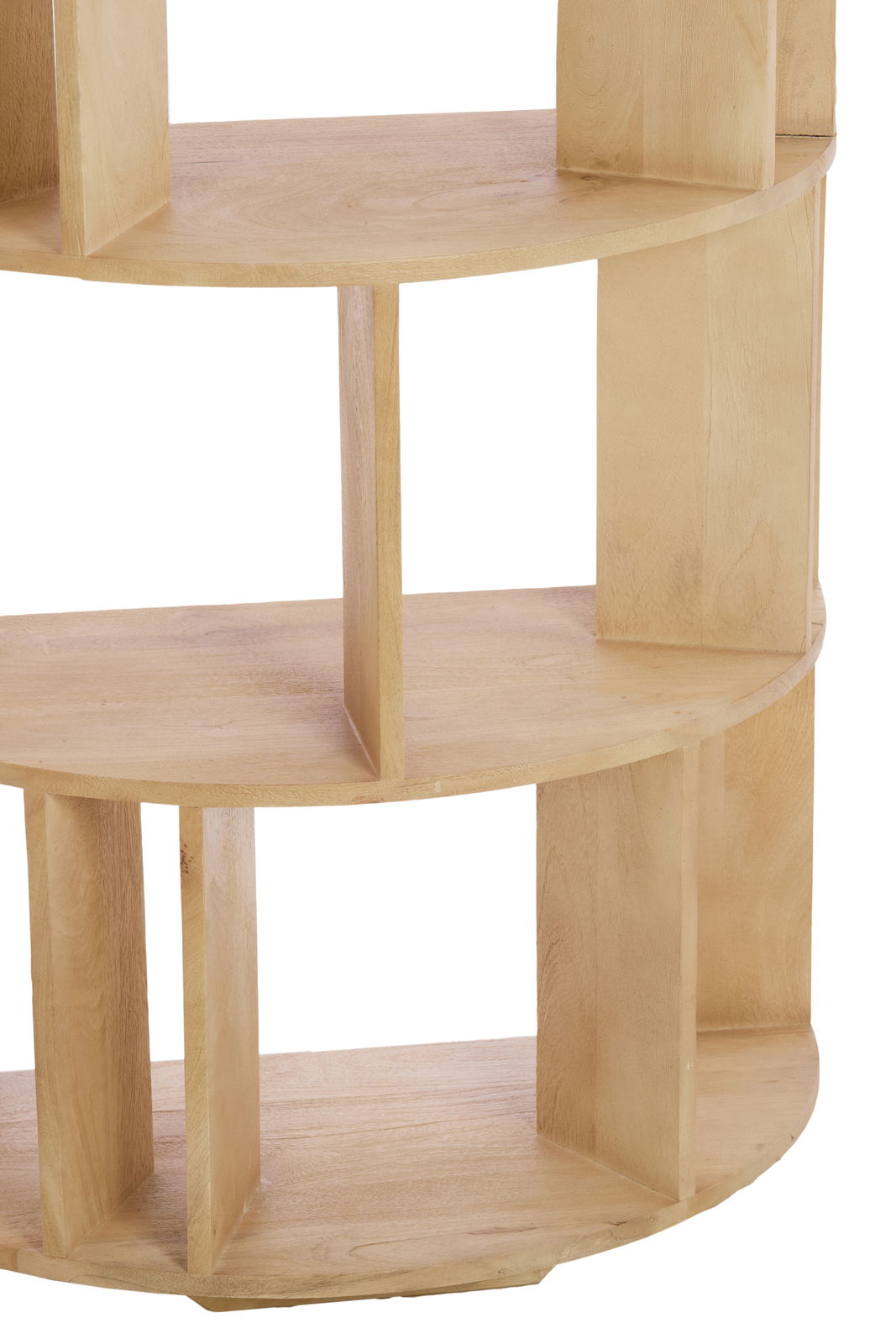 Nahaufnahme eines hölzernen Wandschranks mit mehreren Regalböden, seitliche Perspektive