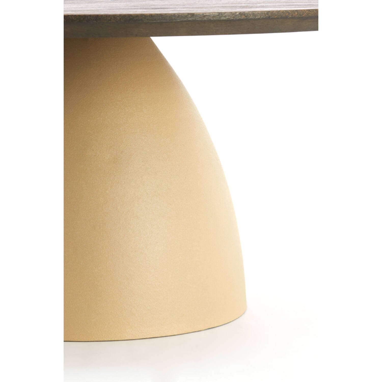 Detailaufnahme in Nahansicht aus seitlicher Perspektive: konischer, beigefarbener Fuß eines Möbelstücks unter einer Tischplatte