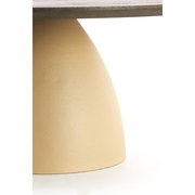 Detailaufnahme in Nahansicht aus seitlicher Perspektive: konischer, beigefarbener Fuß eines Möbelstücks unter einer Tischplatte