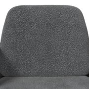 Nahaufnahme eines grauen Armlehnstuhls mit Stoffbezug, Vorderansicht