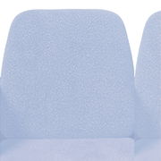 Nahaufnahme eines grauen Armlehnstuhls mit Stoffbezug, Vorderansicht