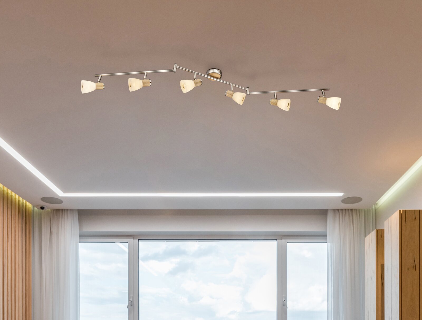 Deckenstrahler mit sechs verstellbaren Leuchten, montiert an einer modernen Wohnzimmerdecke, Perspektive von unten.