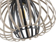 Nahaufnahme einer modernen Hängeleuchte mit einem kugelförmigen, offenen Design aus schwarzen und beigen Streben, die eine Glühbirne umgeben.