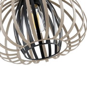 Close-up van een moderne hanglamp met een bolvormig, open ontwerp van zwarte en beige spanten die een gloeilamp omringen.