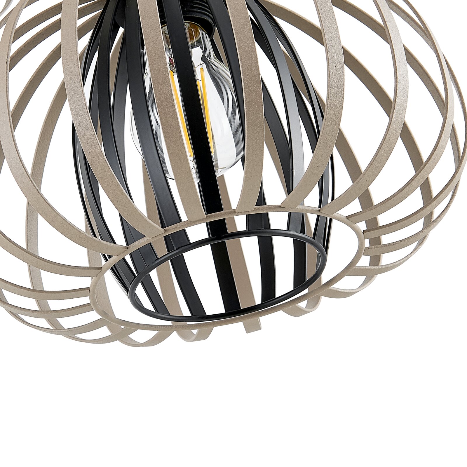 Close-up van een moderne hanglamp met een bolvormig, open ontwerp van zwarte en beige spanten die een gloeilamp omringen.