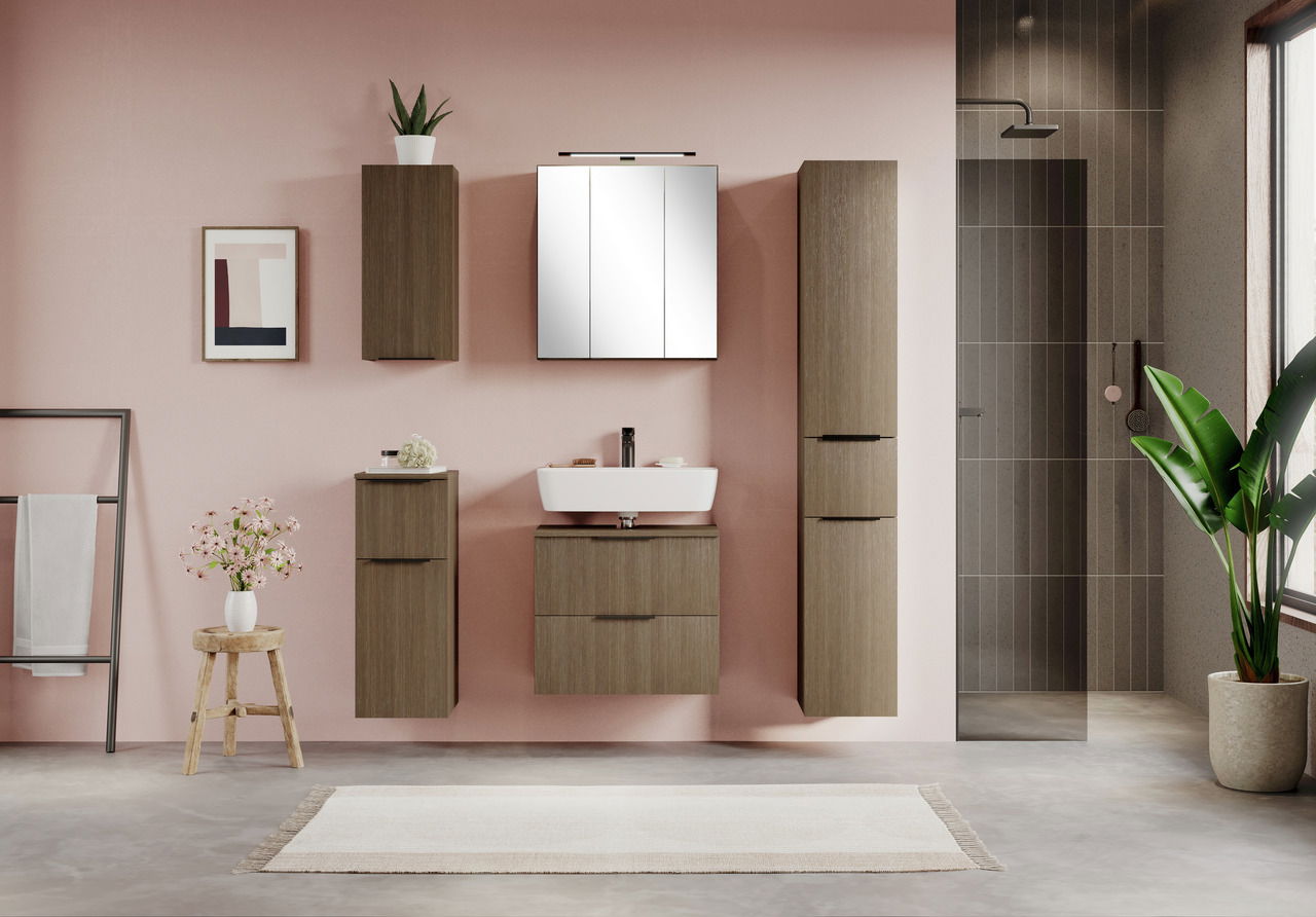 Moderner Badezimmer-Hochschrank in Holzoptik, frontal betrachtet, Teil eines stilvollen Badezimmersetups mit Waschbecken und Spiegel.