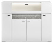 Frontansicht des weißen Highboards DELTONA von Musterring mit beleuchtetem Fach und grauer Akzentleiste.