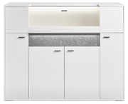 Frontansicht des weißen Highboards DELTONA von Musterring mit beleuchtetem Fach und grauer Akzentleiste.