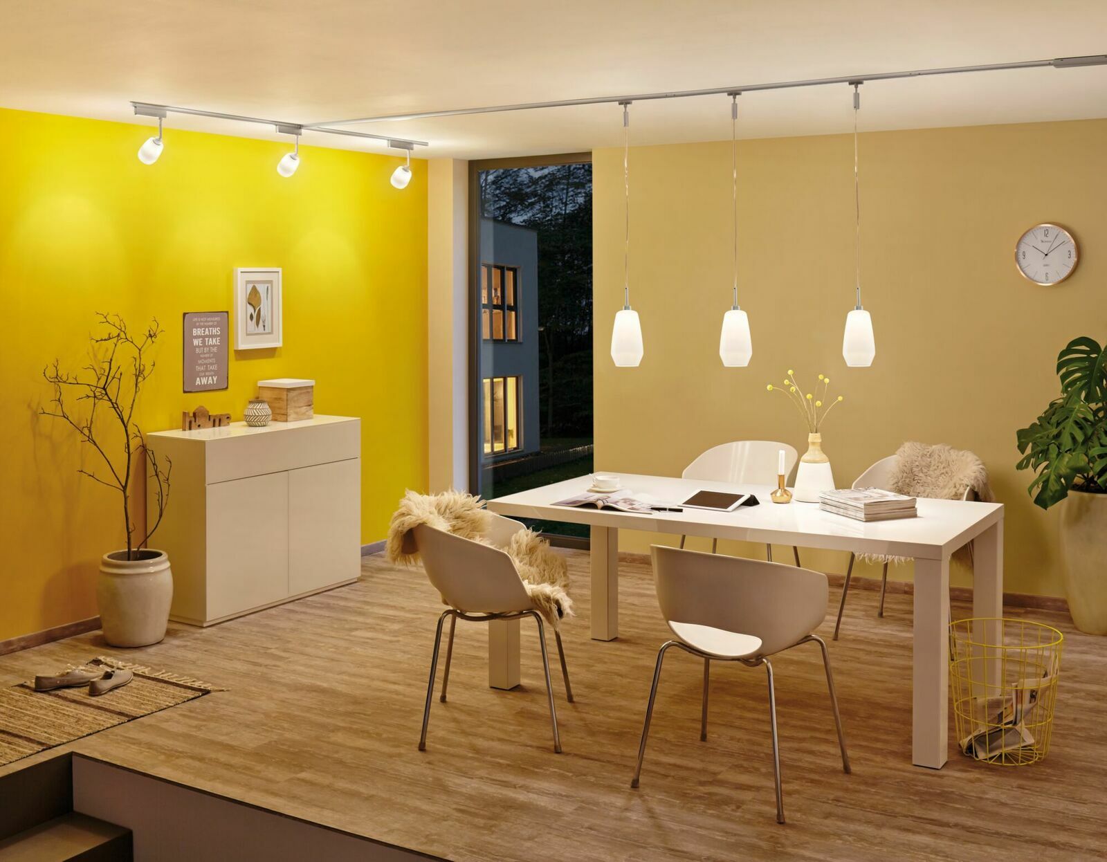 Moderner Schienenspot Blossom in einem stilvollen Wohnzimmer, seitliche Perspektive.