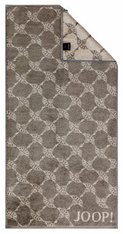 Handdoek met geometrisch patroon in grijze en beige tinten, merknaam 'JOOP!' zichtbaar, bovenaanzicht