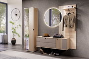 Modernes Flurmöbel-Set aus hellem Holz mit Garderobenpaneel, rundem beleuchtetem Wandspiegel, schwebender Kommode mit Schubladen und hohem Schrank mit Spiegeltür, in schräger Frontansicht im Eingangsbereich