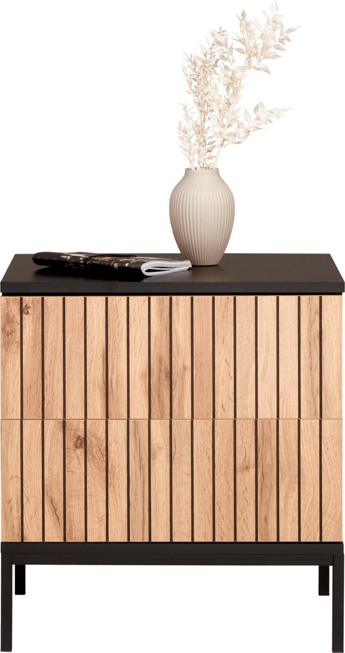 Nachtkommode aus Holz mit vertikalen Streifen, schwarze Tischplatte, dekoriert mit einer Vase und Zeitschriften, Frontalansicht