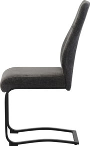Gepolsterter Esszimmerstuhl in Dunkelgrau mit Stoffbezug und schwarzem Freischwinger-Metallgestell, Seitenansicht von links vor weißem Hintergrund