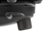 Nahaufnahme eines schwarzen Hebels und Mechanismus an einem Gaming Stuhl, seitliche Perspektive