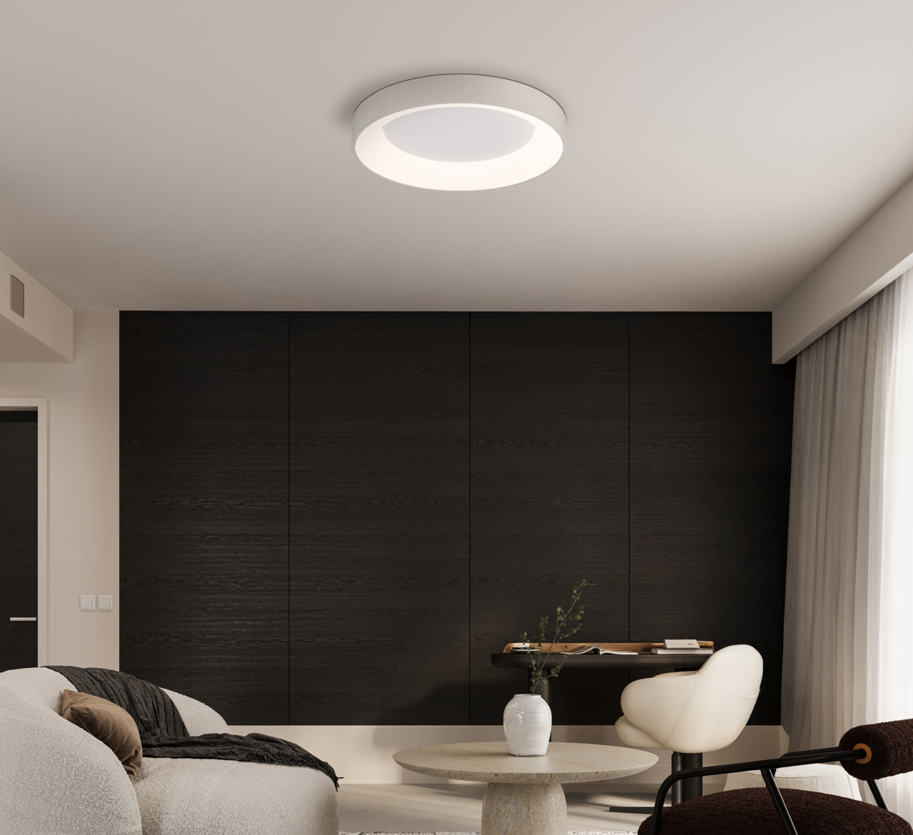 Moderne LED-Deckenleuchte in einem stilvollen Wohnzimmer, von unten betrachtet.