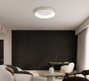 Moderne LED-Deckenleuchte in einem stilvollen Wohnzimmer, von unten betrachtet.