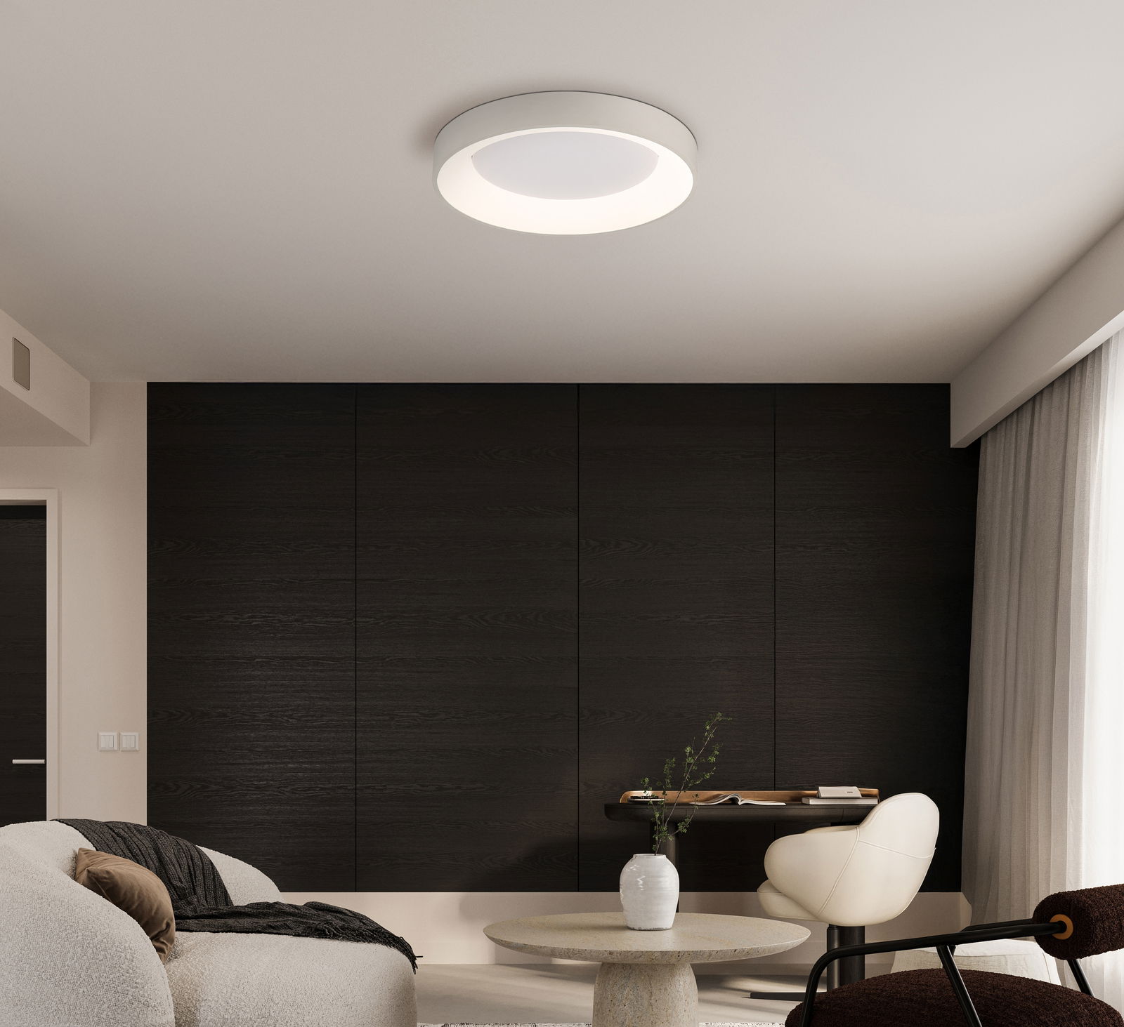 Moderne LED-Deckenleuchte in einem stilvollen Wohnzimmer, von unten betrachtet.