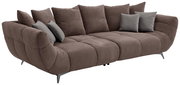 Großes, modernes Sofa in braunem Stoff mit mehreren Kissen, seitliche Perspektive