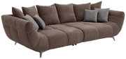 Großes, modernes Sofa in braunem Stoff mit mehreren Kissen, seitliche Perspektive