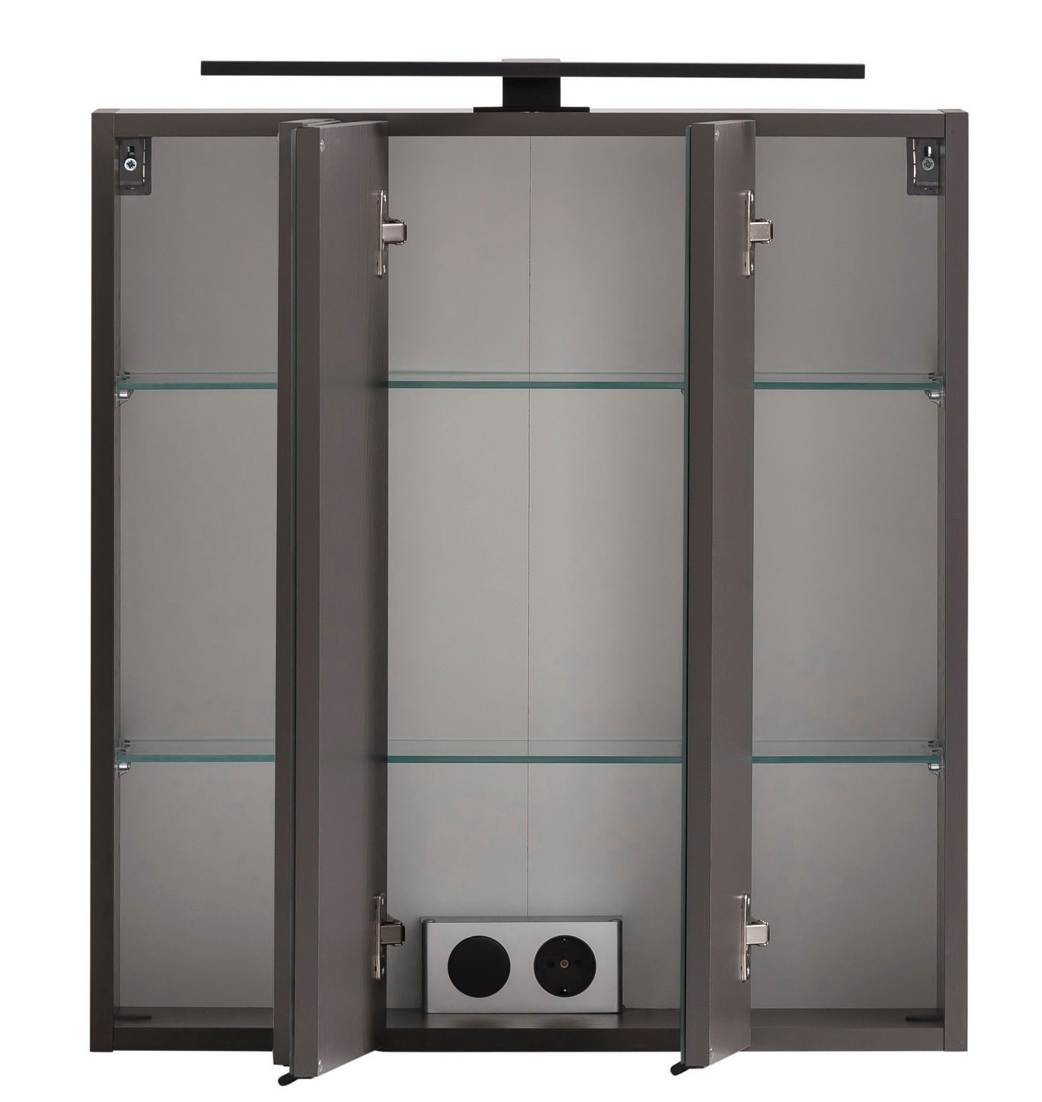 Spiegelschrank mit drei offenen Türen, zwei Glasböden und integrierter Steckdose, frontale Ansicht.