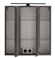 Spiegelschrank mit drei offenen Türen, zwei Glasböden und integrierter Steckdose, frontale Ansicht.