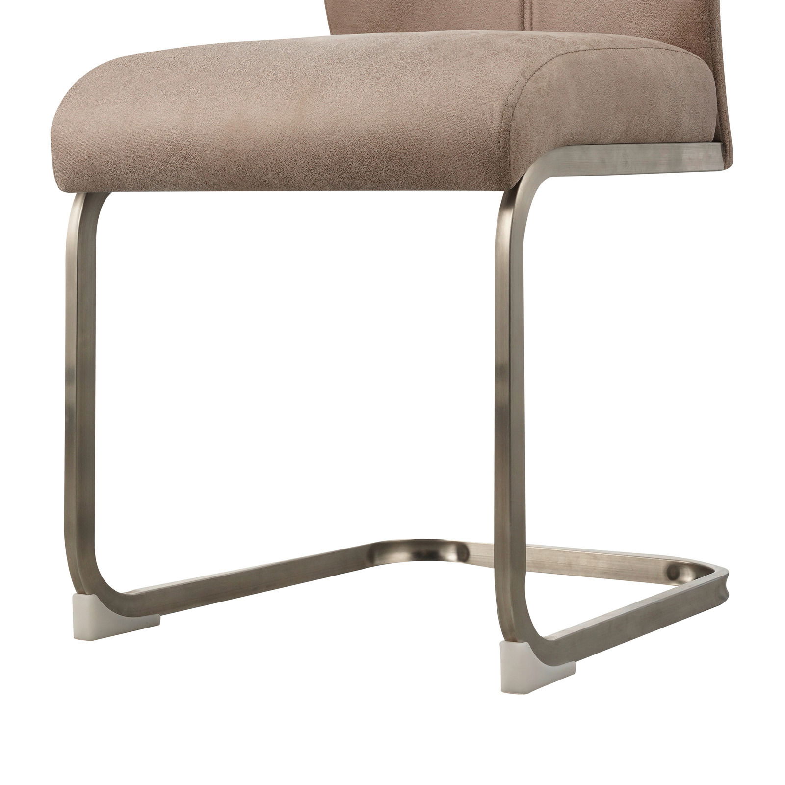 Nahaufnahme eines modernen Schwingstuhls mit beigem Polster und gebürstetem Metallgestell, seitliche Perspektive