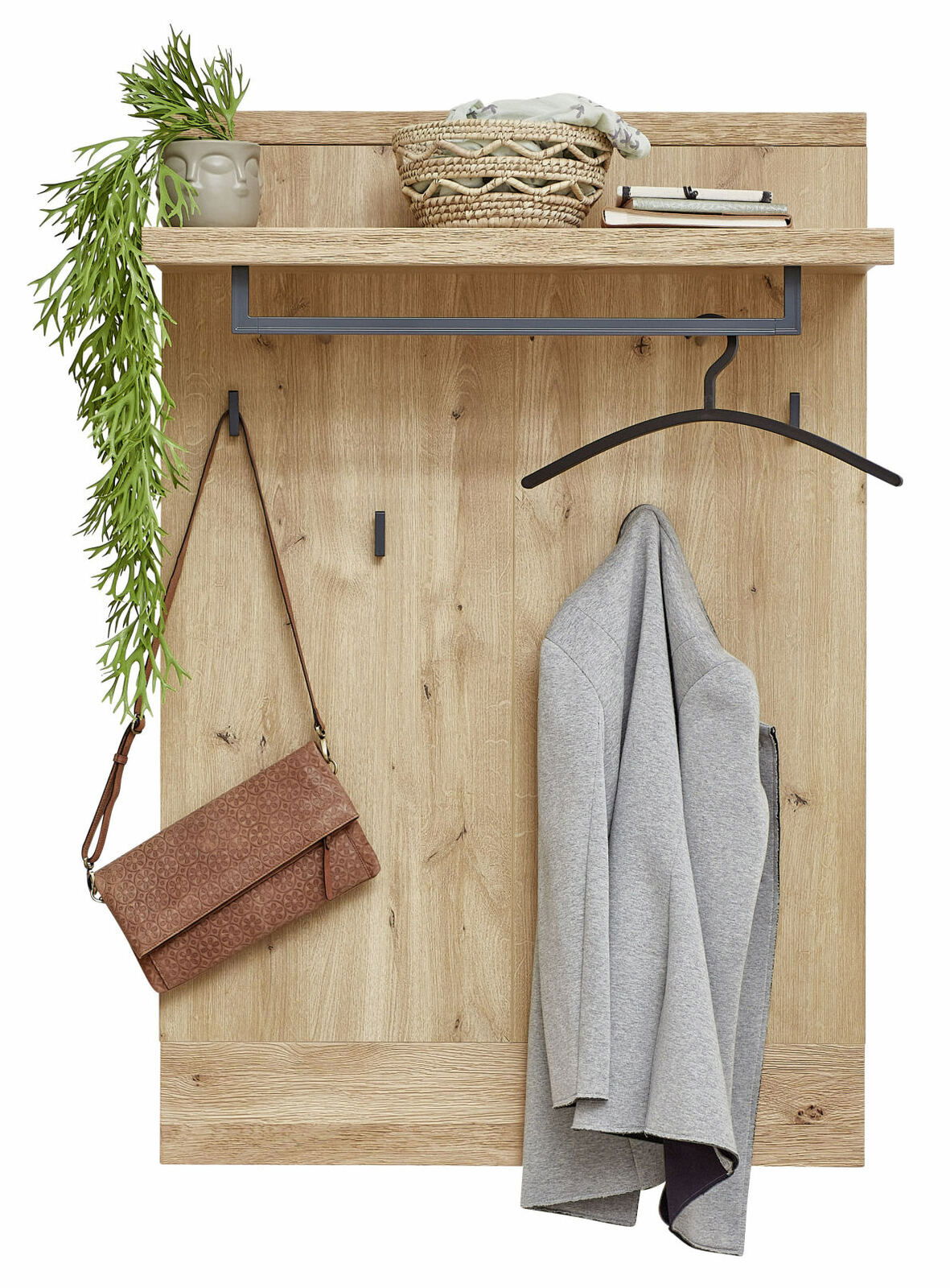 Novel Garderobenpaneel RICONA Garderobenpaneel aus Holz mit Haken, Kleiderstange und Ablage, frontal fotografiert. Dekoriert mit einer Pflanze, einem Korb und einer Handtasche.