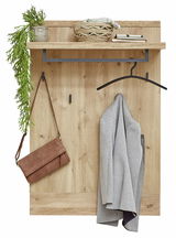 Garderobenpaneel aus Holz mit Haken, Kleiderstange und Ablage, frontal fotografiert. Dekoriert mit einer Pflanze, einem Korb und einer Handtasche.