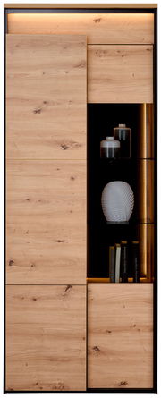 Vitrine aus Holz mit Glaseinsatz, dekoriert mit Büchern und Vasen, frontal betrachtet