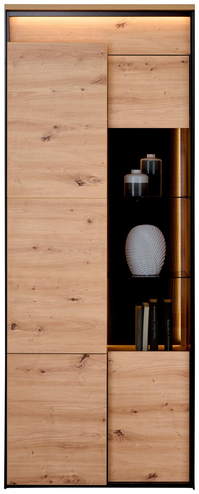 Vitrine aus Holz mit Glaseinsatz, dekoriert mit Büchern und Vasen, frontal betrachtet