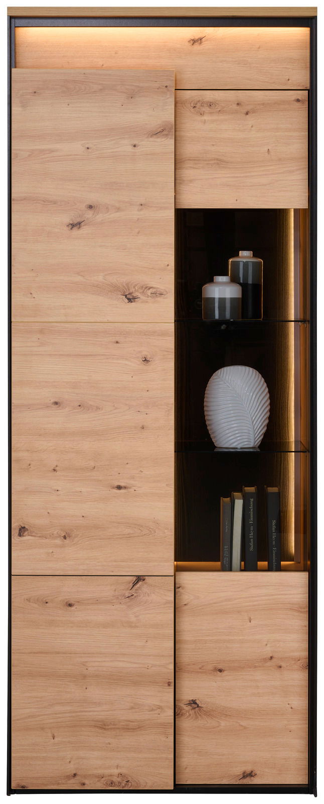 Vitrine aus Holz mit Glaseinsatz, dekoriert mit Büchern und Vasen, frontal betrachtet