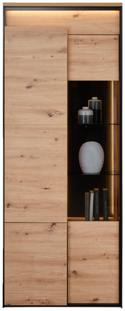 Vitrine aus Holz mit Glaseinsatz, dekoriert mit Büchern und Vasen, frontal betrachtet