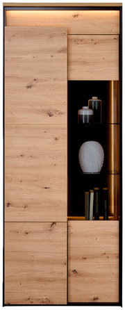 Vitrine aus Holz mit Glaseinsatz, dekoriert mit Büchern und Vasen, frontal betrachtet